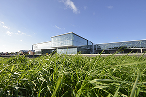 Glazen gevel blikvanger van duurzame Lely Campus